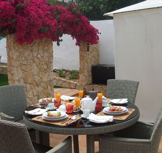 Breakfast on the patio, Casa Clare